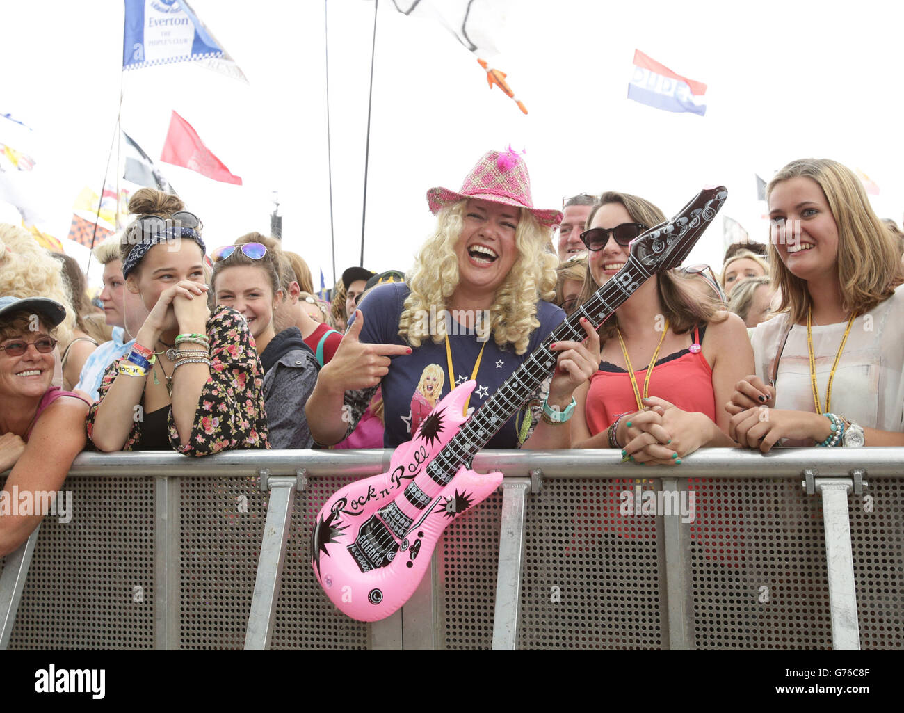 Glastonbury Festival 2014 - Day 3. Fans watch Dolly Parton performing at the Glastonbury Festival, at Worthy Farm in Somerset. Stock Photo