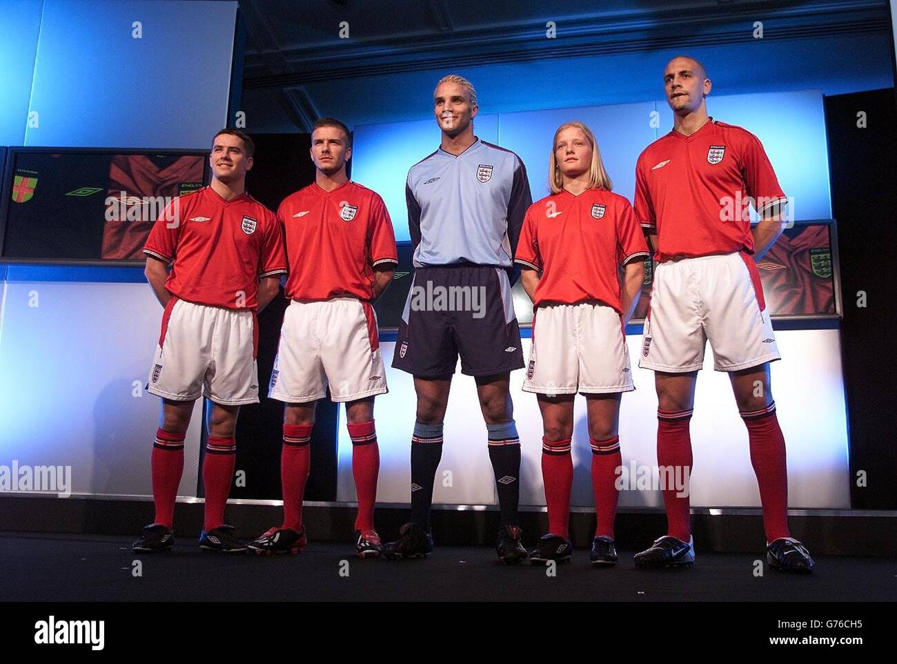 From left - Michael Owen, David Beckham, David James, Katie Chapman and Rio Ferdinand model the new 'Umbro' England Away Kit, at the Sheraton Skyline Hotel, Heathrow. * The Vermillion Red jersey is the first international shirt to be reversible with a dark Navy Blue design on the inside. PICTURE CAN ONLY BE USED WITHIN THE CONTEXT OF AN EDITORIAL FEATURE. NO WEBSITE/INTERNET USE UNLESS SITE IS REGISTERED WITH FOOTBALL ASSOCIATION PREMIER LEAGUE. Stock Photo