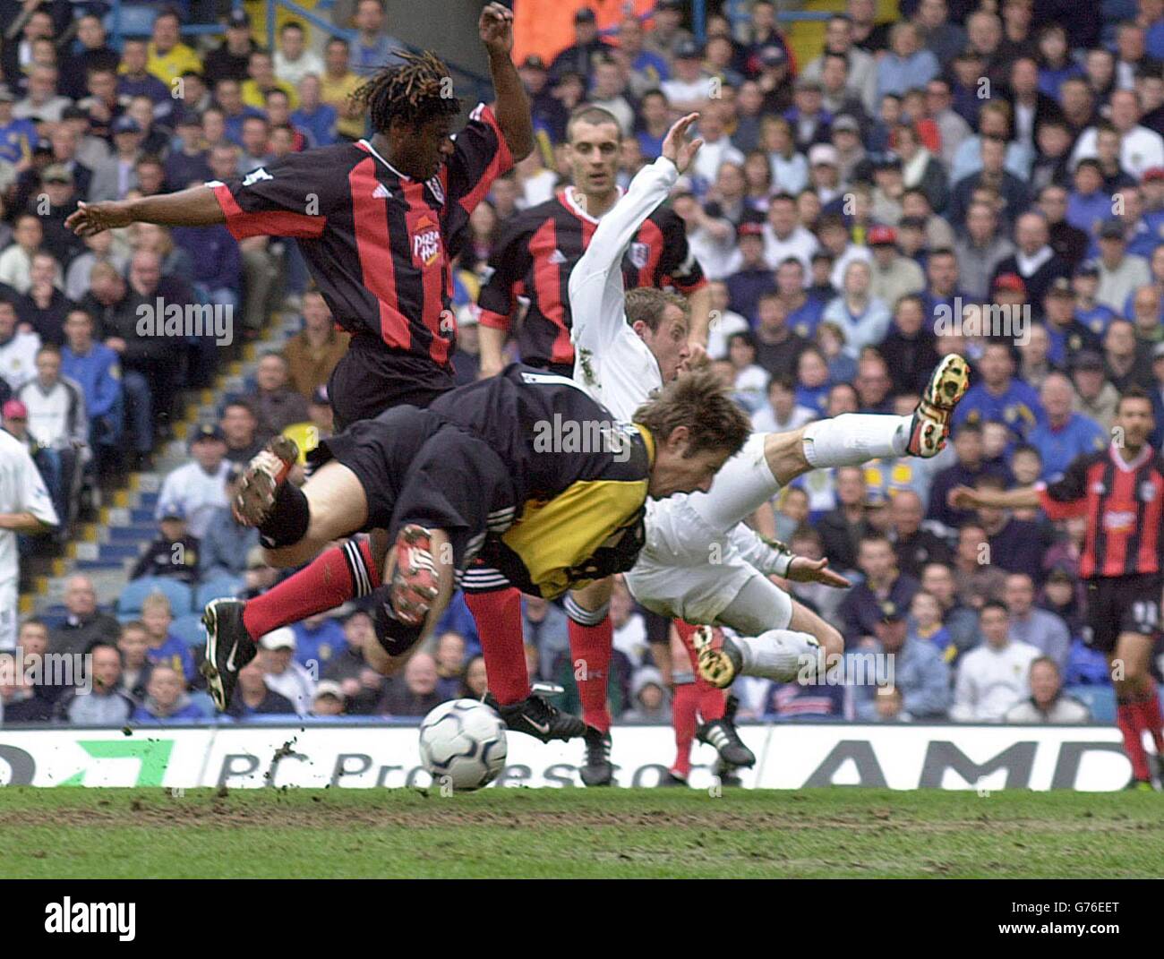 Leeds midfielder Lee Bowyer (centre) makes a desperate attempt to beat Fulham goalkeeper Edwin Van Der Sar during their FA Barclaycard Premiership match at Leeds' Elland Road ground. Stock Photo