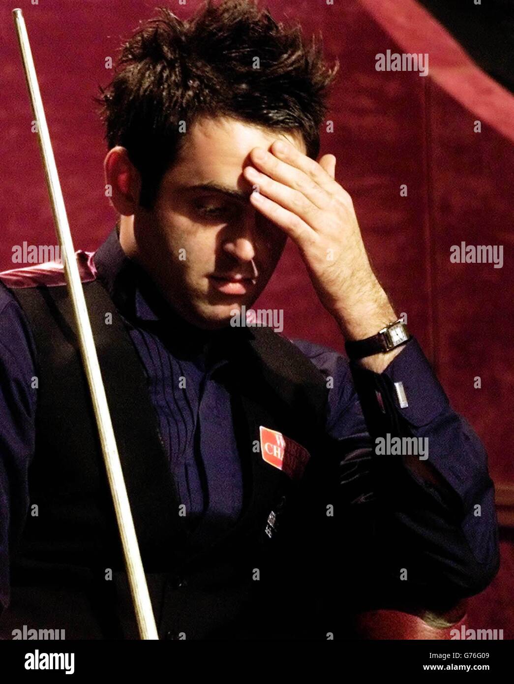 Ronnie OSullivan watches Stephen Hendry in action during the semi-final match of The Embassy World Snooker Championships at The Crucible Stock Photo