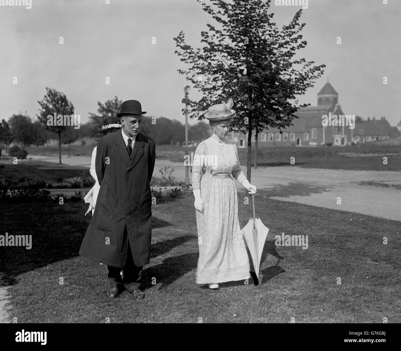 The Queen and George Lansbury visit the Poplar Poor Law School in Dagenham. Stock Photo