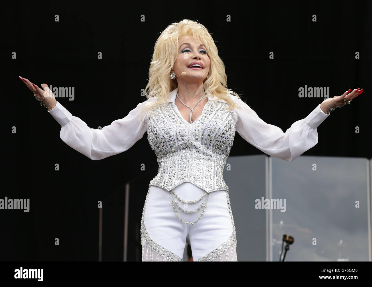 dolly-parton-performing-on-the-pyramid-stage-at-the-glastonbury
