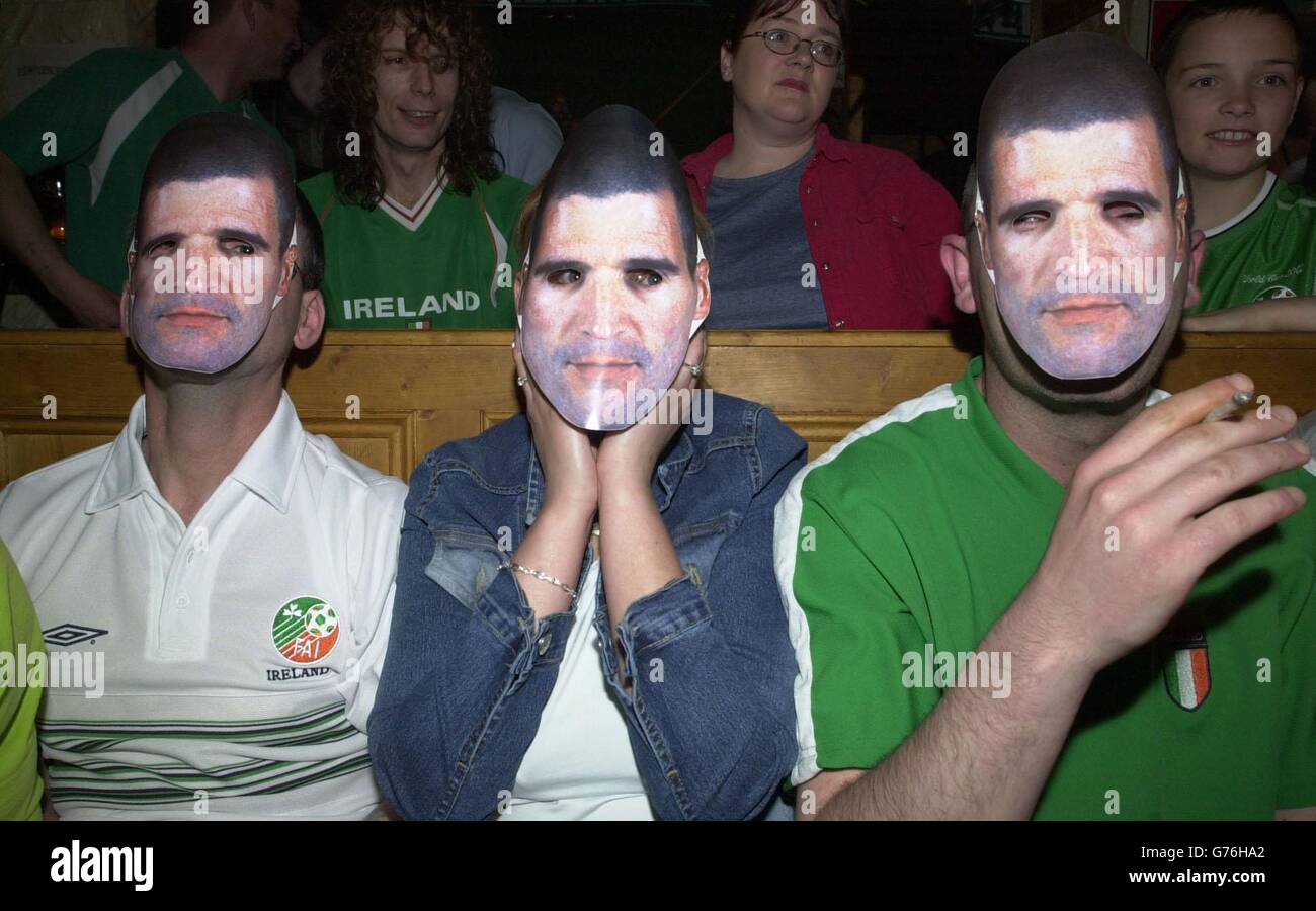 Ireland fans, wearing Roy Keane masks, at The Templeacre Tavern, in Cork, Co. Cork, watching the Republic of Ireland's first World Cup match, a 1-1 draw against Cameroon, as Matt Holland equalises for Ireland. Stock Photo