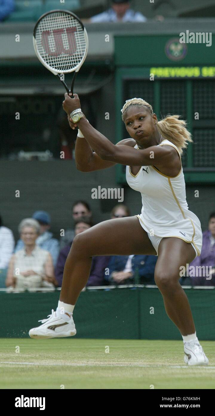 FOR EDITORIAL USE ONLY, NO COMMERCIAL USE. Serena Williams from America in action against Chanda Rubin, also from the USA in the fourth round on Centre Court at Wimbledon. Stock Photo
