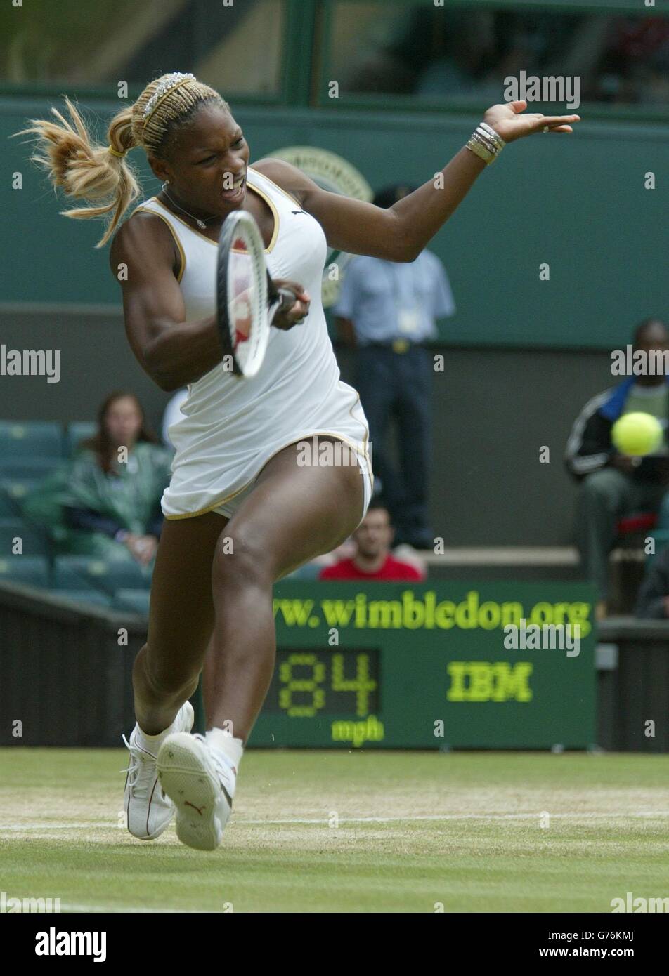 FOR , NO COMMERCIAL USE. Serena Williams from America on her way to winning her match against Chanda Rubin, also from the USA in the fourth round on Centre Court at Wimbledon. Williams won in straight sets 6:3/6:3. Stock Photo
