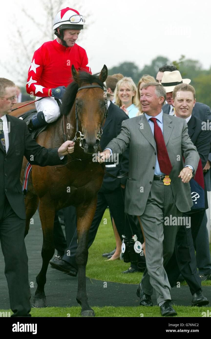 Manchester United manager Sir Alex Ferguson (right) welcomes home jockey  Mick Kinane on his horse Rock of Gibraltar after winning the Sussex Stakes  at Goodwood, West Sussex Stock Photo - Alamy