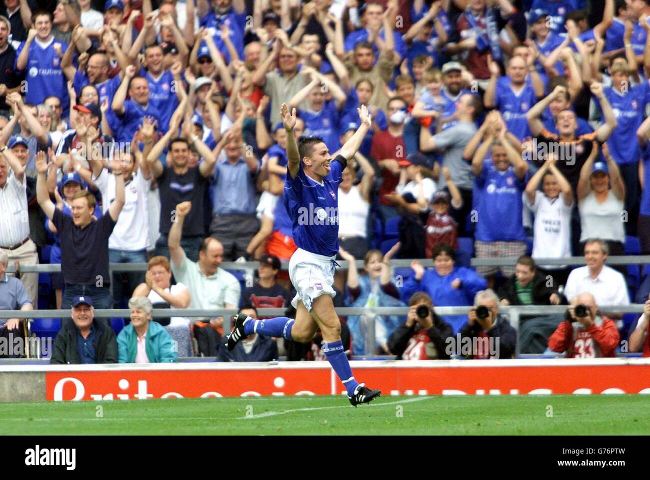 Matt Holland, Ipswich captain, celebrates scoring the first Ipswich goal during the Nationwide Division One match vs Leicester at Portman Road, Ipswich. NO UNOFFICIAL CLUB WEBSITE USE. Stock Photo
