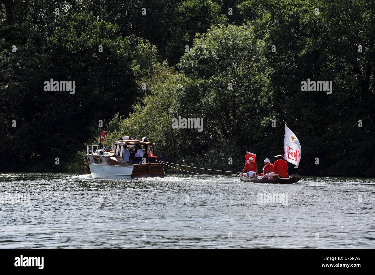 David Barber (far right), The Queen's Swan Marker travels in a Thames skiff during Swan Upping, the annual census of the swan population on the River Thames. Stock Photo