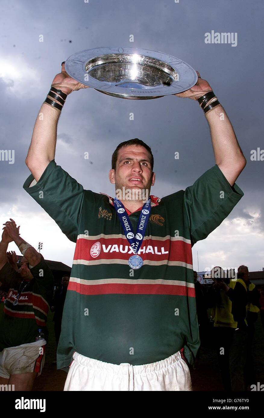 Leicester Tigers' captain Martin Johnson holds the Zurich Premiership Trophy aloft after clinching the title after todays 20-12 victory over Newcastle Falcons in the Rugby Union Zurich Premiership match at Leicester's Welford Road ground. Stock Photo