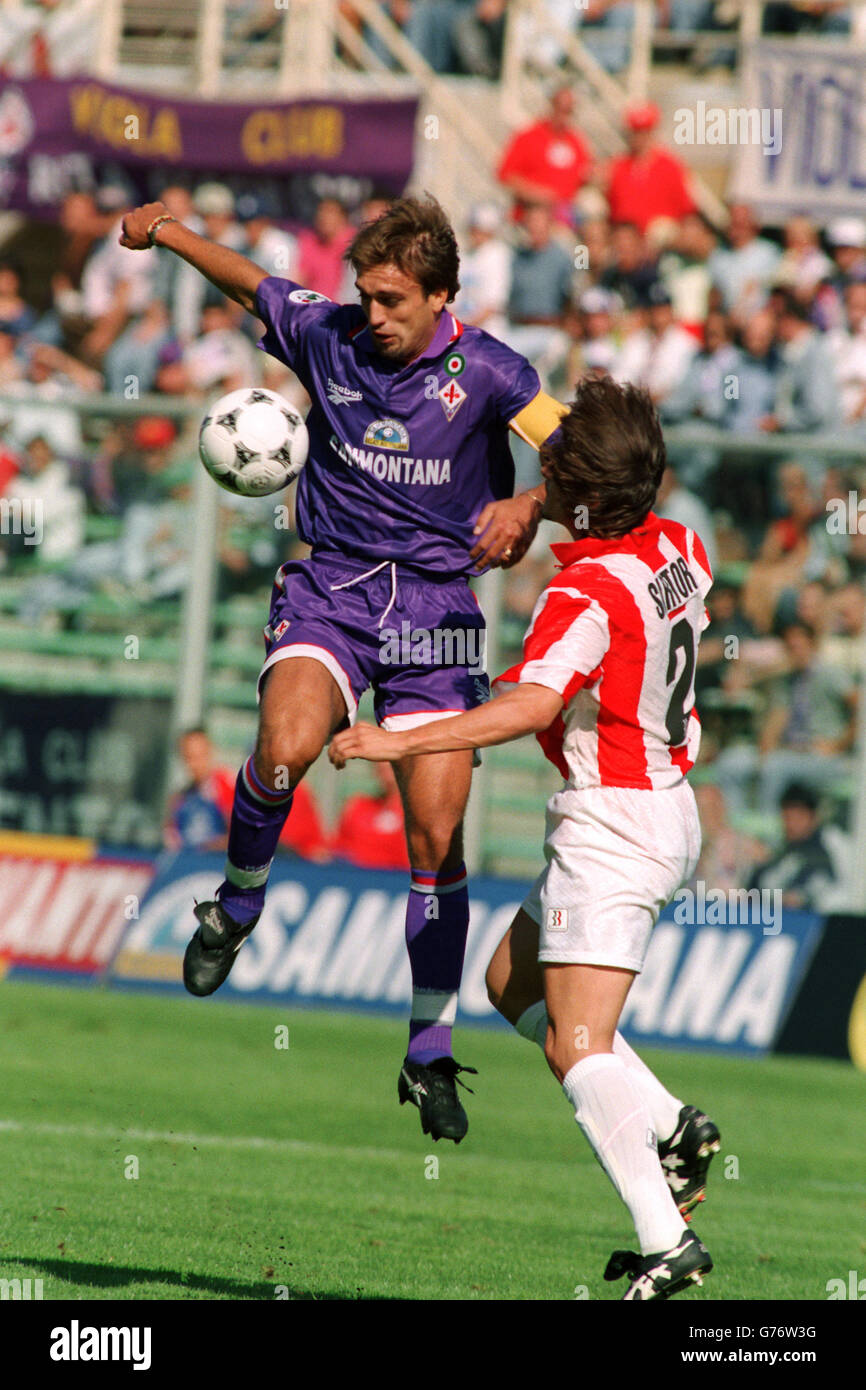 Gabriel Batistuta, Fiorentina outjumps Luigi Sartor, Vicenza Stock Photo