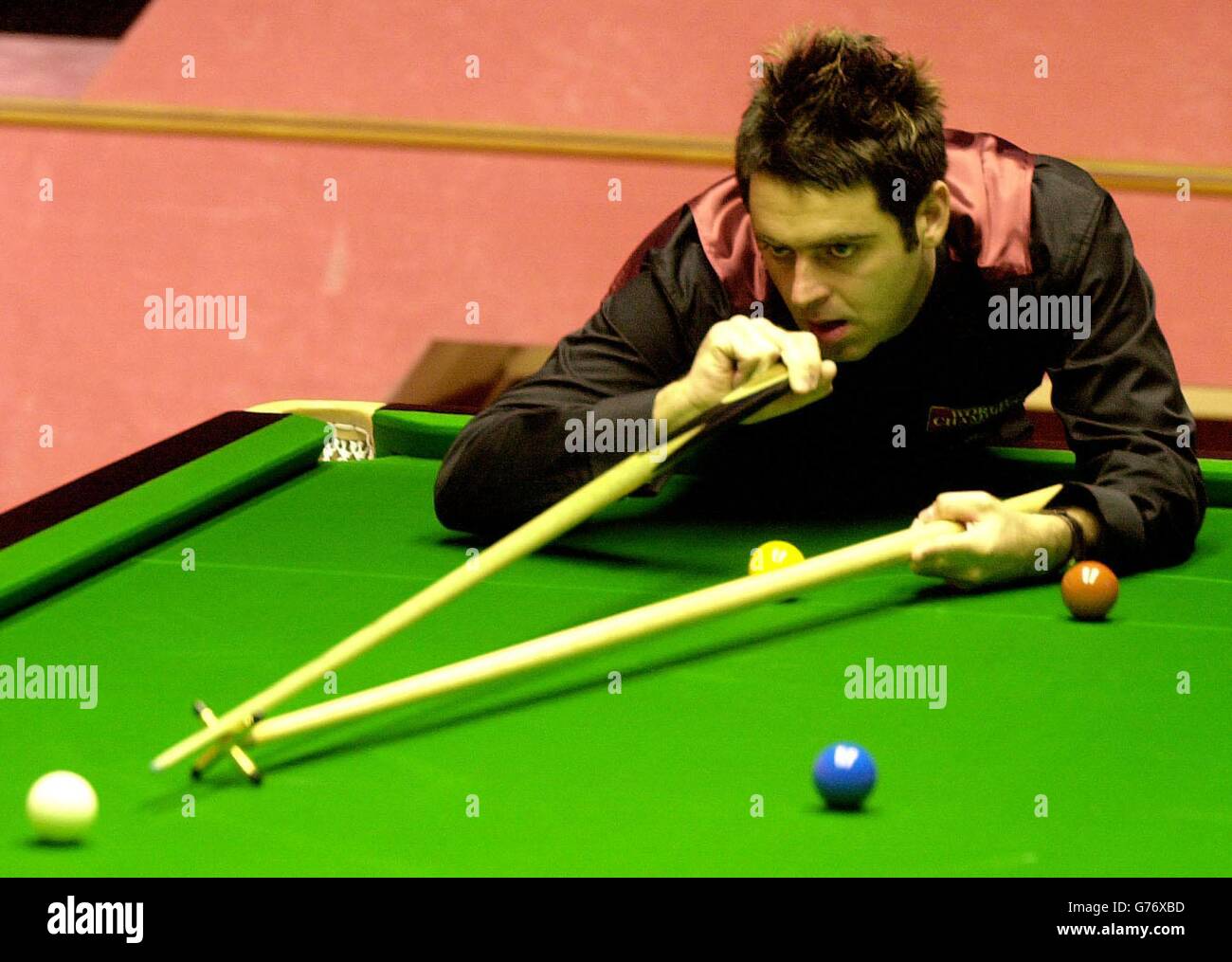 Englands Ronnie OSullivan uses a rest during the quarter-final match of the Embassy World Snooker Championships against Englands Stephen Lee at the Crucible Stock Photo