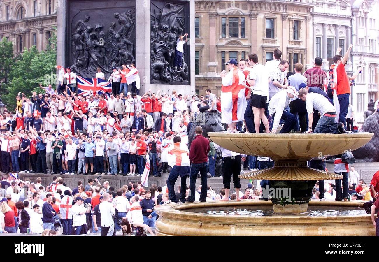 England Fans Celebrate Victory In Trafalgar Square London After The World Cup Second Round Match Between England And Denmark In Niigata Japan England Defeated Denmark 3 0 To Reach The Quarter Finals Of The