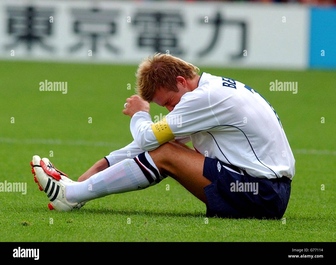 England captain David Beckham feels the pain after receiving a knock during the World cup quarter final against Brazil at the Ecopa Stadium, Shizuoka, Japan. Stock Photo