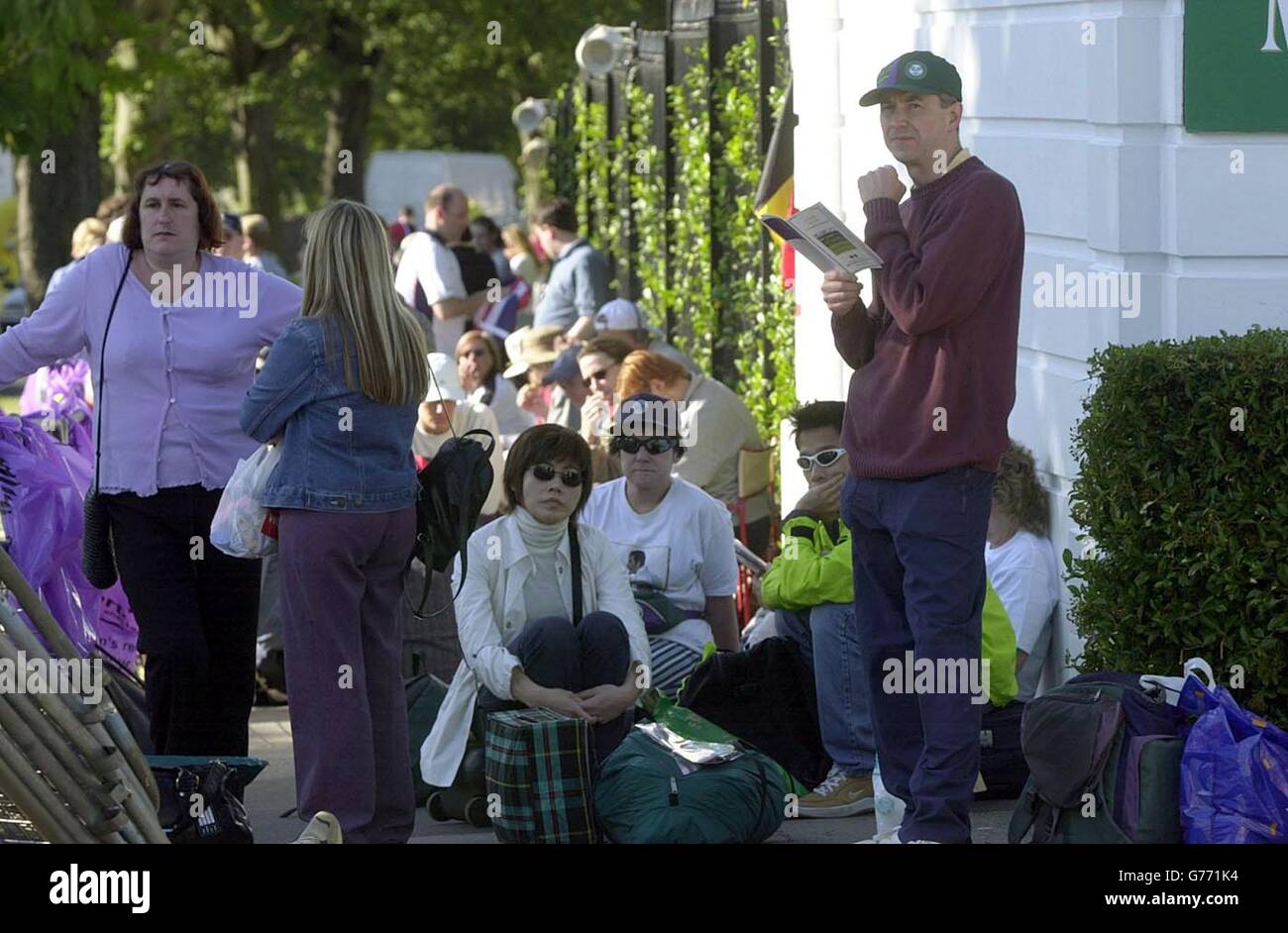 Wimbledon 2002 Queue Stock Photo - Alamy