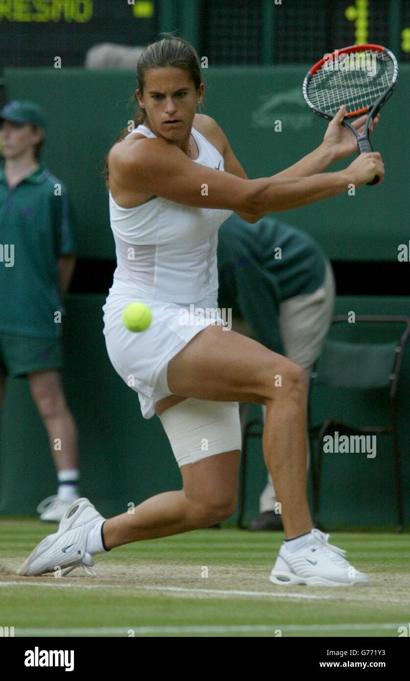 , NO COMMERCIAL USE. Amelie Mauresmo of France, the 9th seed in action against Jennifer Capriati, the 3rd seed from the USA on Centre Court at Wimbledon today. Stock Photo