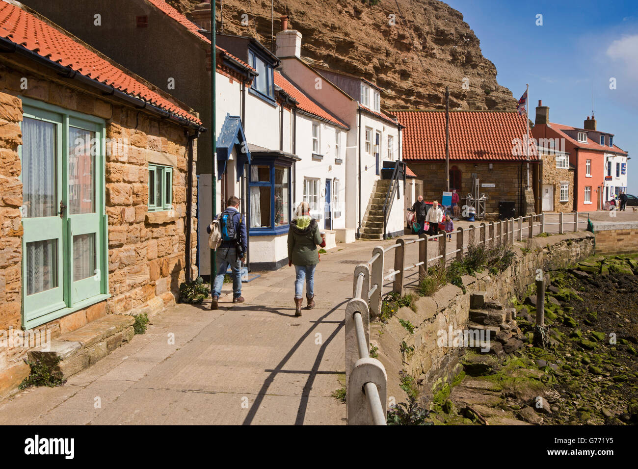 UK, England, Yorkshire, Staithes, North Side, quayside houses in Cowbar Lane Stock Photo
