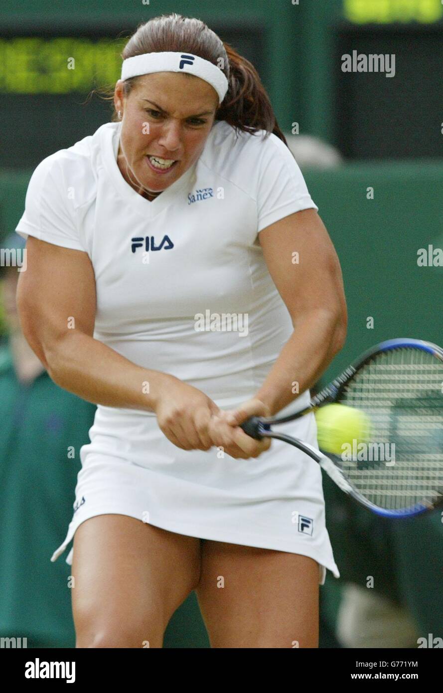 , NO COMMERCIAL USE. Jennifer Capriati, the 3rd seed from the USA in action against Amelie Mauresmo of France, the 9th seed on Centre Court at Wimbledon. Stock Photo