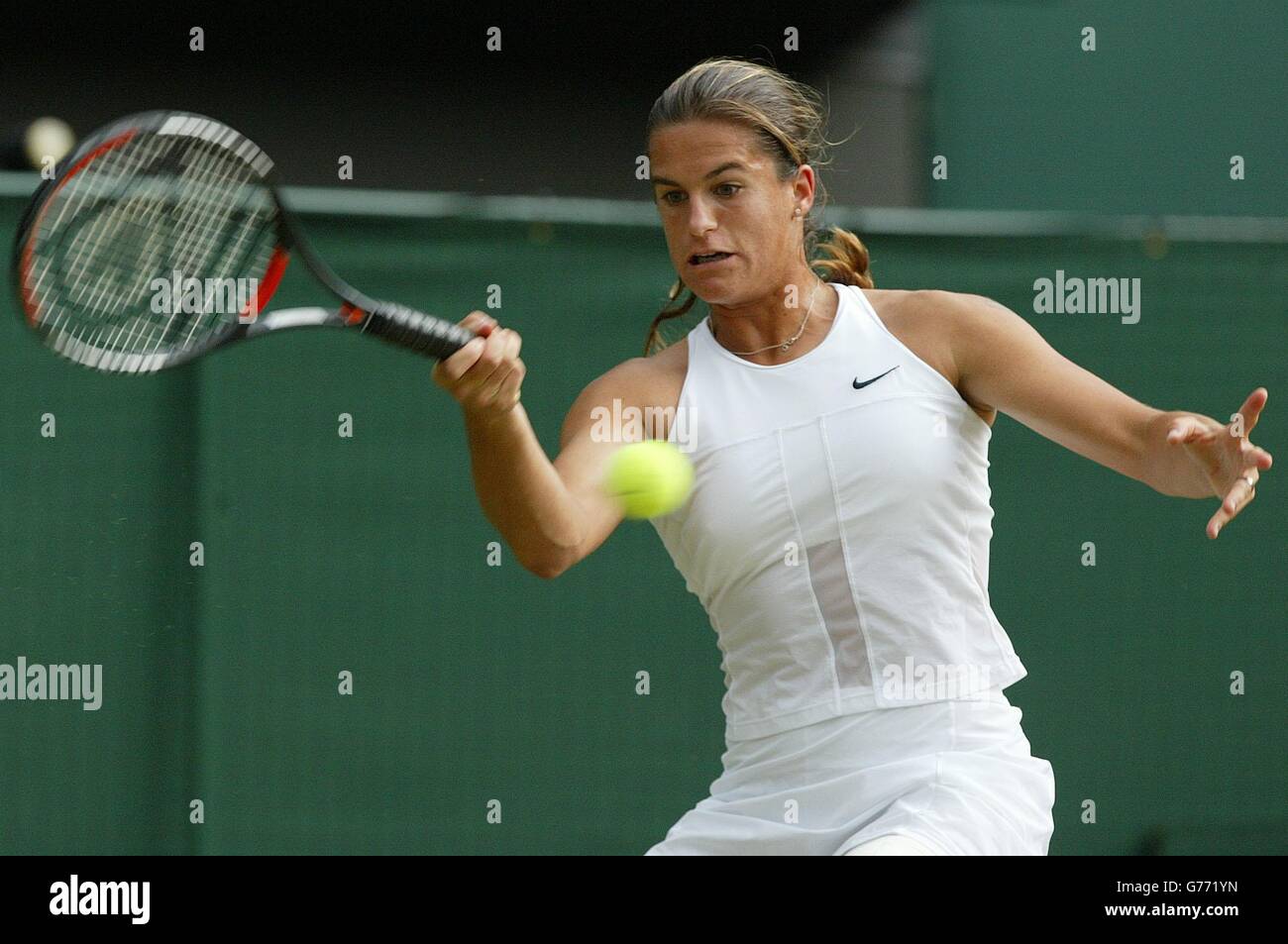 EDITORIAL USE ONLY, NO COMMERCIAL USE. Amelie Mauresmo of France, the 9th seed in action against Jennifer Capriati, the 3rd seed from the USA on Centre Court at Wimbledon. Stock Photo