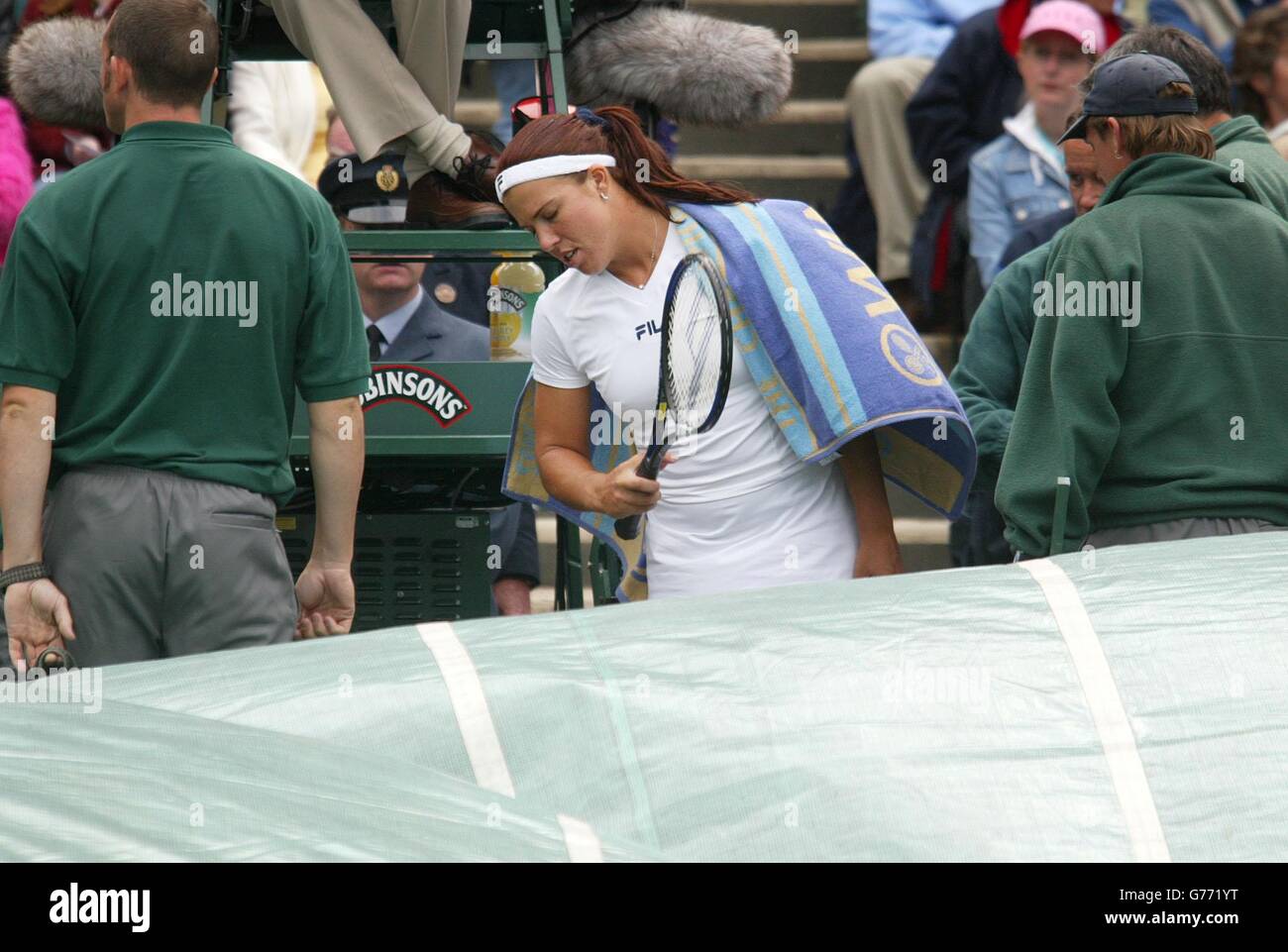 , NO COMMERCIAL USE. Jennifer Capriati, the 3rd seed from the USA leaves the court during a rain break, five games to two down in the first set against Amelie Mauresmo of France, the 9th seed at Wimbledon. Rain interrrupted play on several occasions. Stock Photo