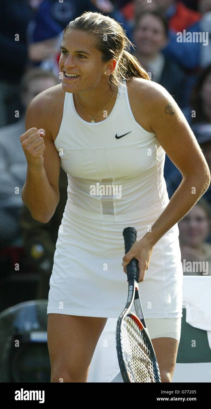 , NO COMMERCIAL USE. Amelie Mauresmo of France, the 9th seed celebrates beating Jennifer Capriati, the 3rd seed from the USA on Centre Court at Wimbledon. Final score 6:3/6:2. Stock Photo
