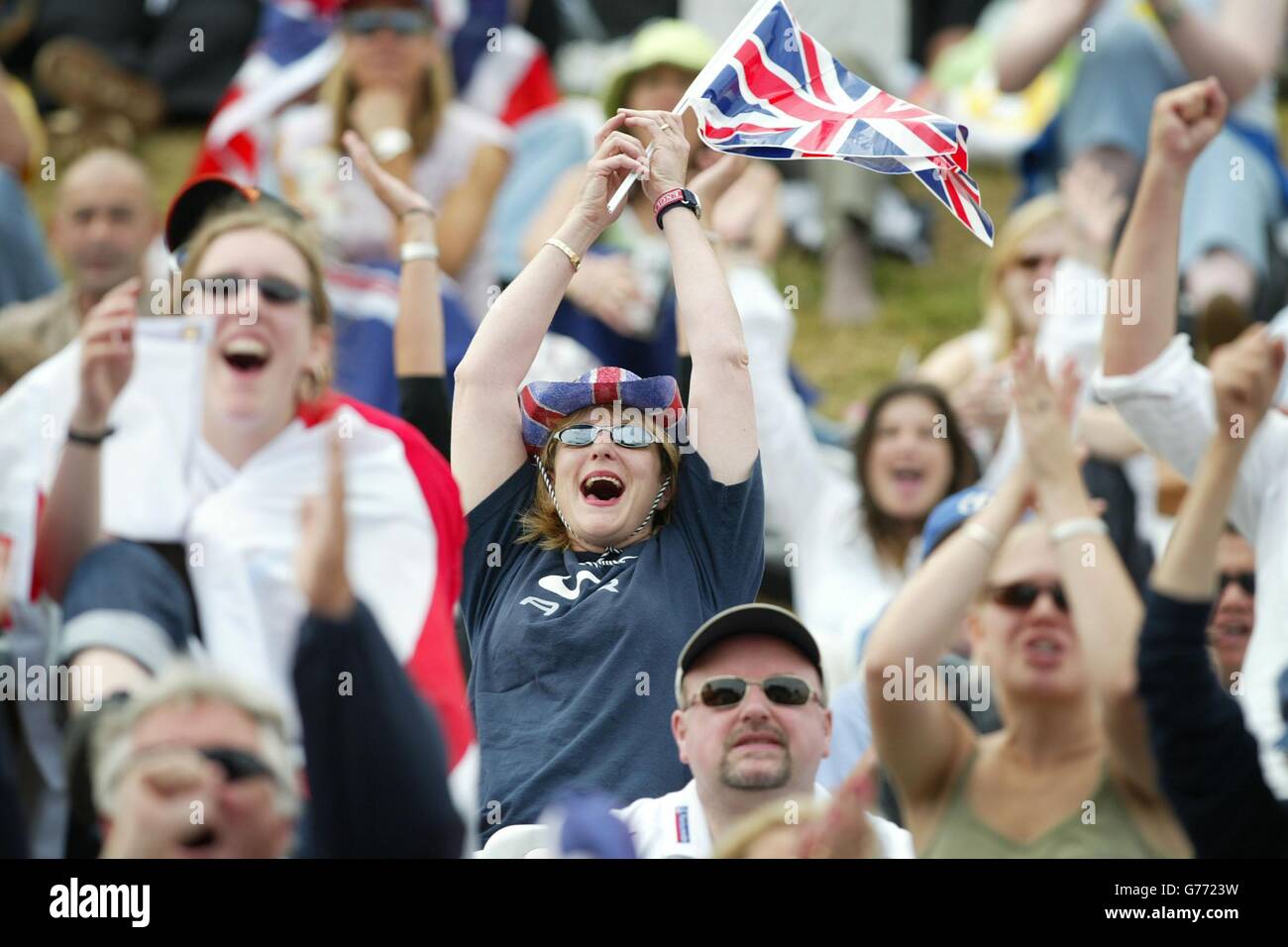 Henman fans on Wimbledon Hill Stock Photo Alamy