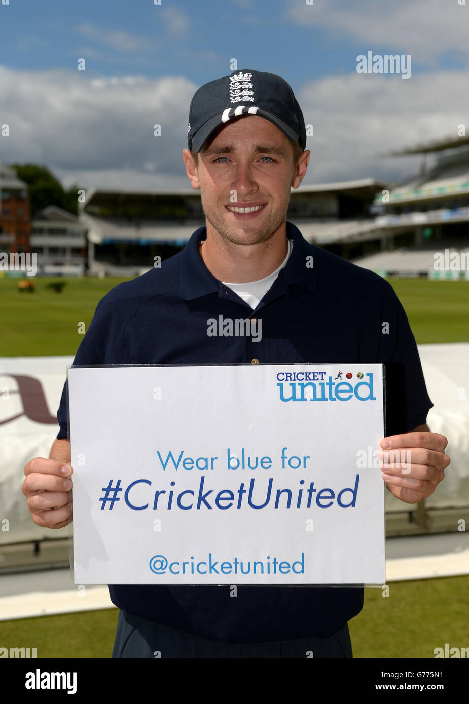 England cricketer chris woakes poses sign cricket united saying hires