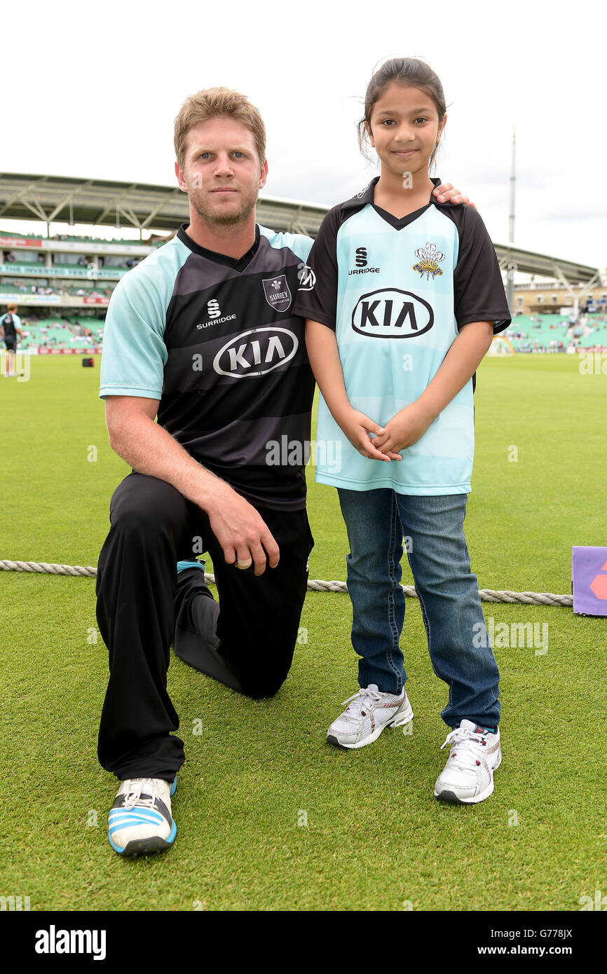 Cricket - NatWest T20 Blast - Surrey v Somerset - Kia Oval. Surrey's Stuart Meaker (left) with match day mascot Inaaya Mahmood Stock Photo