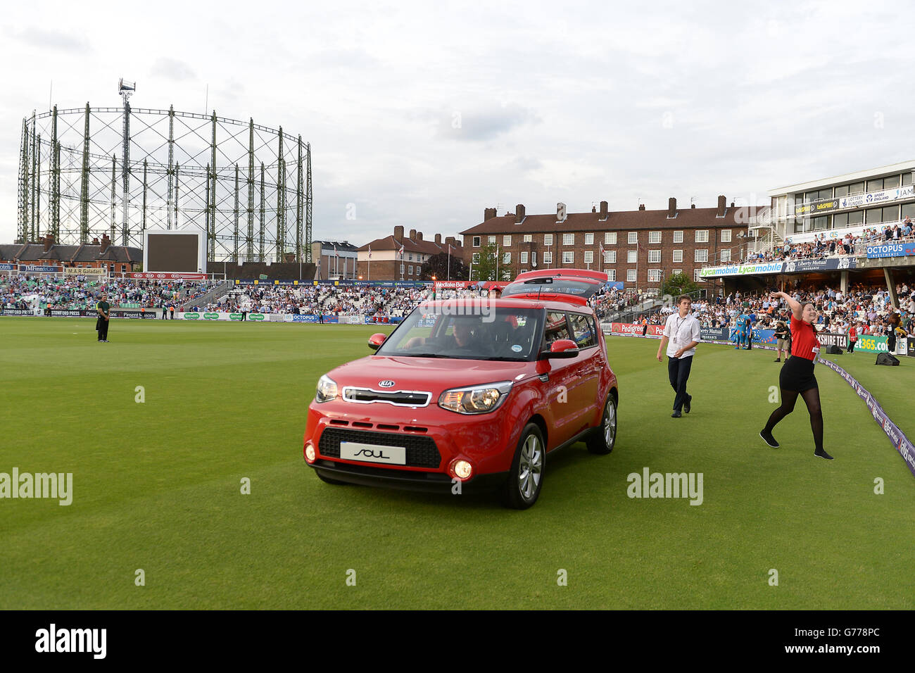 Cricket - NatWest T20 Blast - Surrey v Somerset - Kia Oval. Kia ambassadors throw t-shirts into the stands Stock Photo