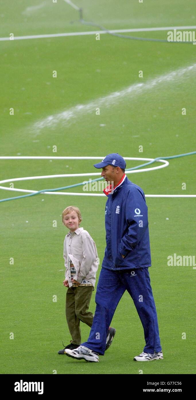 EDITORIAL USE ONLY. NO COMMERCIAL USE. England captain Nasser Hussain with eight year-old Clayton Merriman from Diss in Norfolk, England, at the Adelaide Oval, Adelaide, Australia. England lost the Second Test in four days to Australia. * who now lead the Series 2-0. Stock Photo