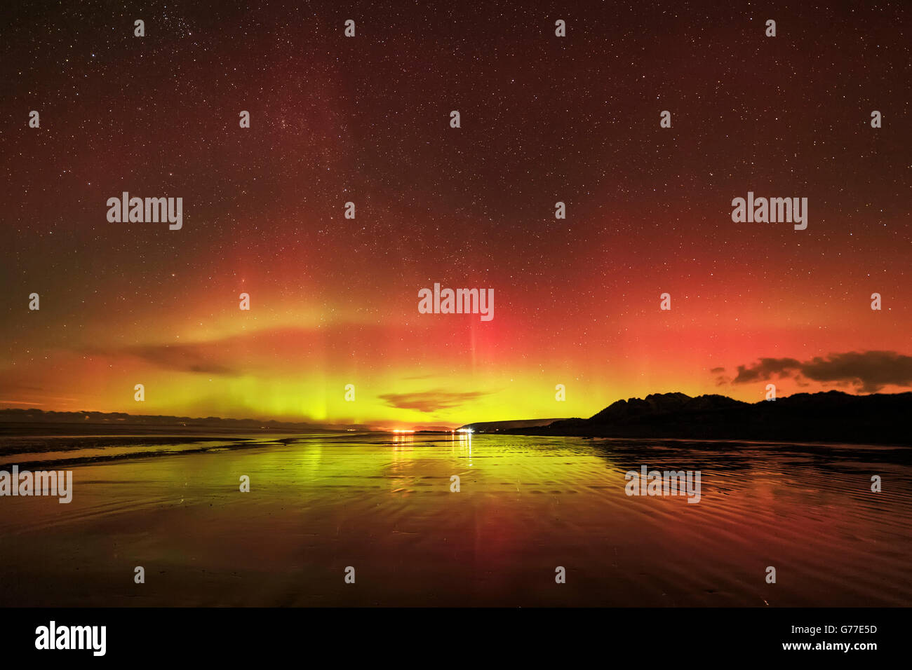 Impressive display of the Aurora borealis, reflected in Ynyslas beach, Ceredigion, Wales, March, 2016 Stock Photo