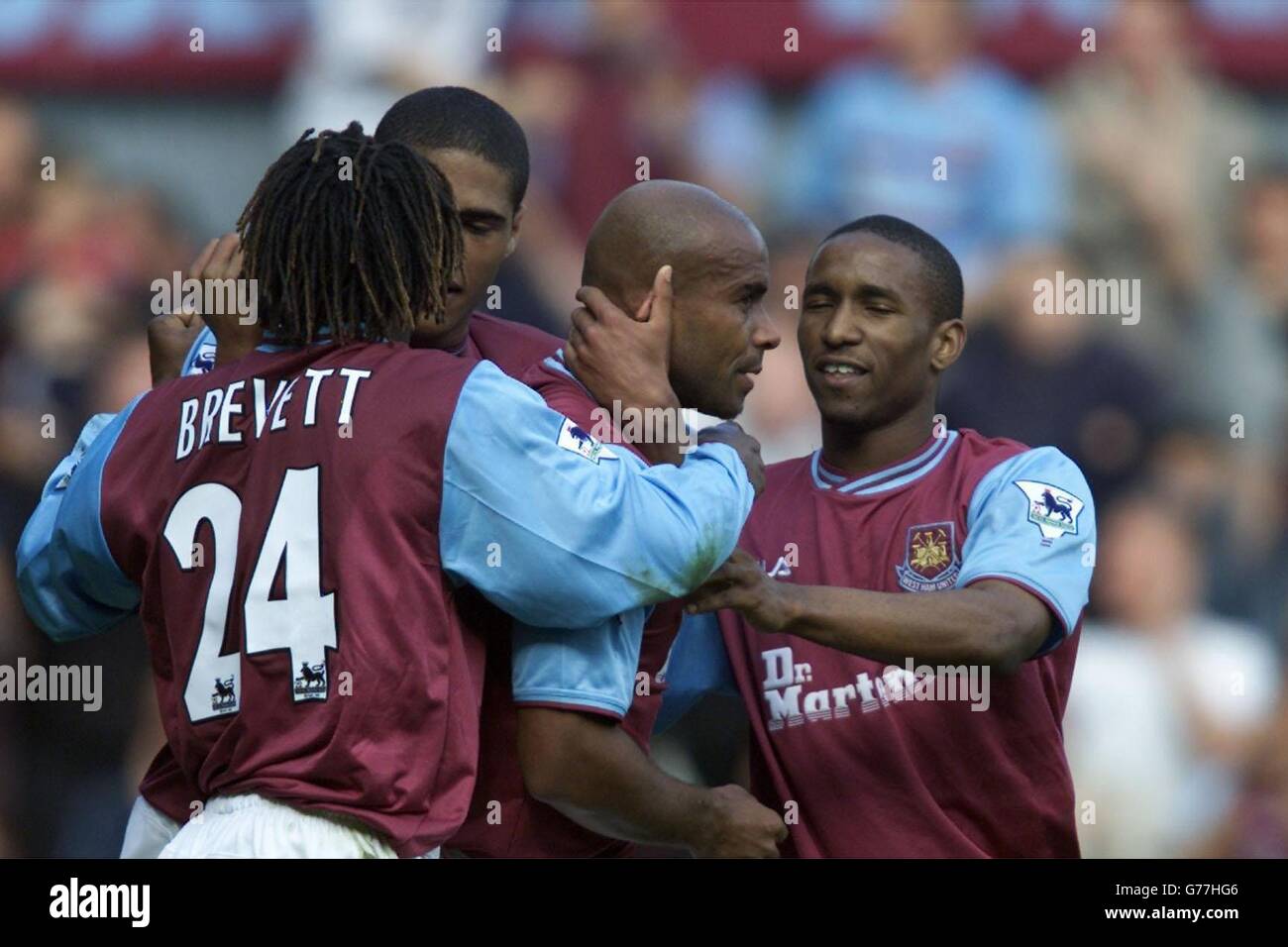West Ham's Trevor Sinclair (looking right) celebrates his winning goal during the FA Barclaycard Premiership match at the Boleyn Ground, east London. Final score 1-0 to West Ham. Stock Photo
