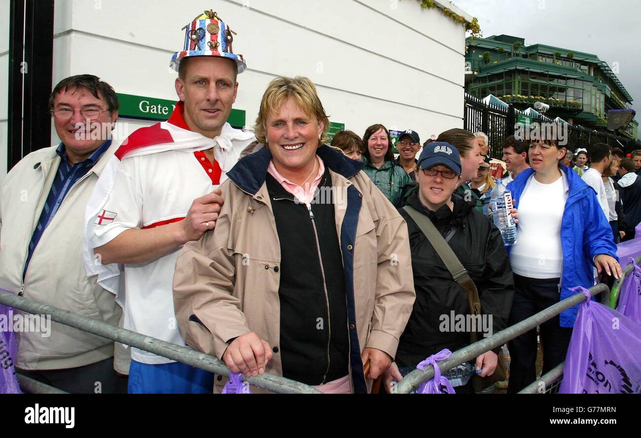 Tennis fans queue for Wimbledon Stock Photo - Alamy