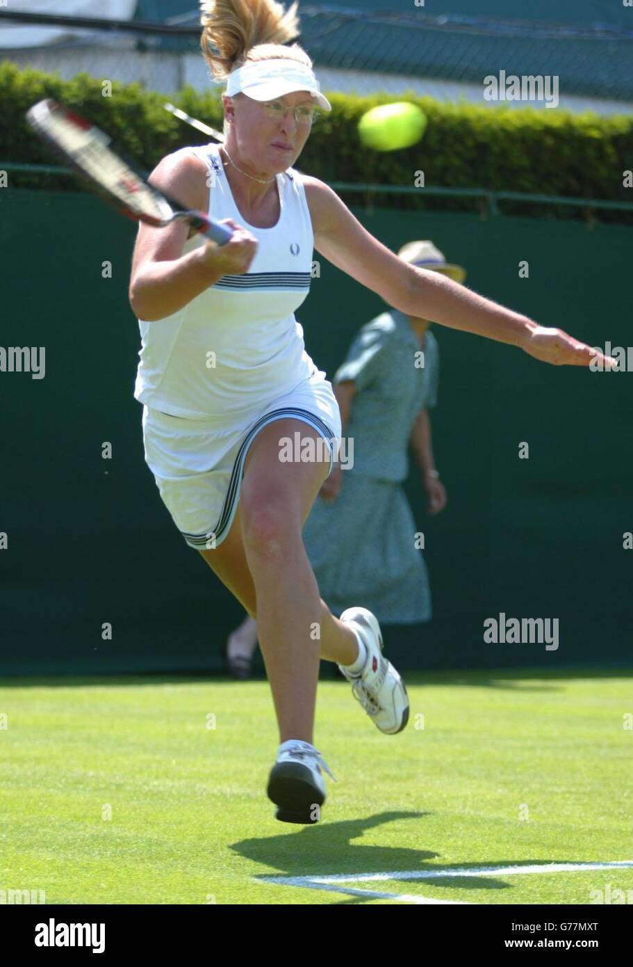 , NO MOBILE PHONE USAGE. Britain's Elena Baltacha in action against Jelena Dokic of Serbia Montenegro at the All England Lawn Tennis Championships in Wimbledon. Stock Photo