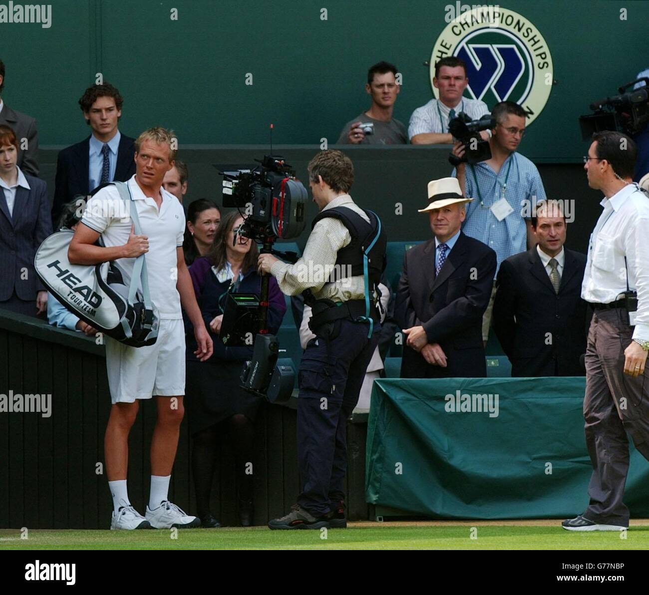 , NO MOBILE PHONE USE :British actor Paul Bettany walks onto Wimbledon's Centre Court at the All England Lawn Tennis Championships where he is starring in a movie about the world famous tournament along with Spiderman actress Kirsten Dunst. *..The actor also featured alongside Russell Crow in 'A Beautiful Mind'. Stock Photo