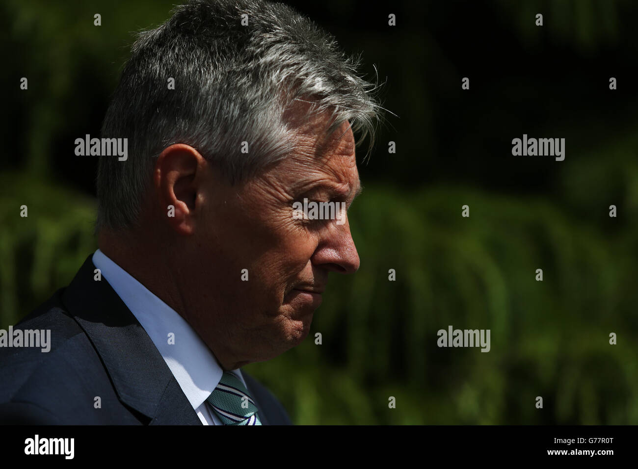 First Minister Peter Robinson speaks to the media outside the Stormont Hotel, Belfast, following the publishing of the Hallet Review into controversial amnesties for on the run prisoners from Northern Ireland. Stock Photo