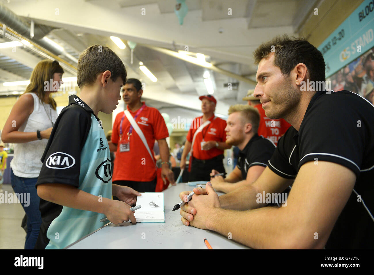 Autograph signing queue hi-res stock photography and images - Alamy