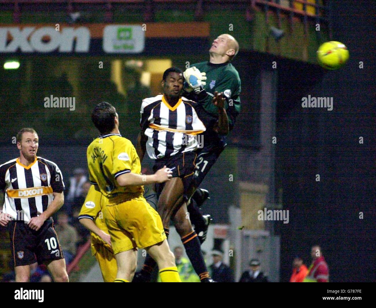 Grimsby Town's Simon Ford (centre) heads the second goal past Preston North End's goalkeeper Tepi Moilanen during the Nationwide Division One match at Blundell Park, Grimsby. . Stock Photo