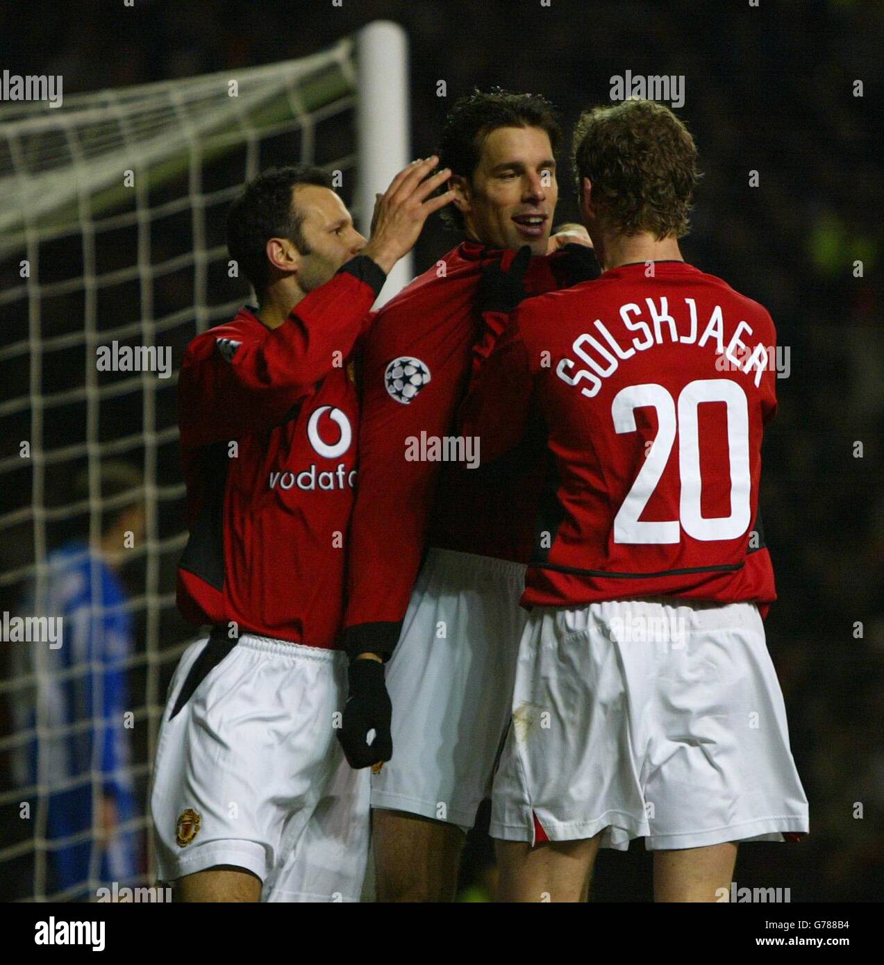 Manchester United's Ruud van Nistelrooy celebrates scoring the opening goal  from the penalty spot Stock Photo - Alamy