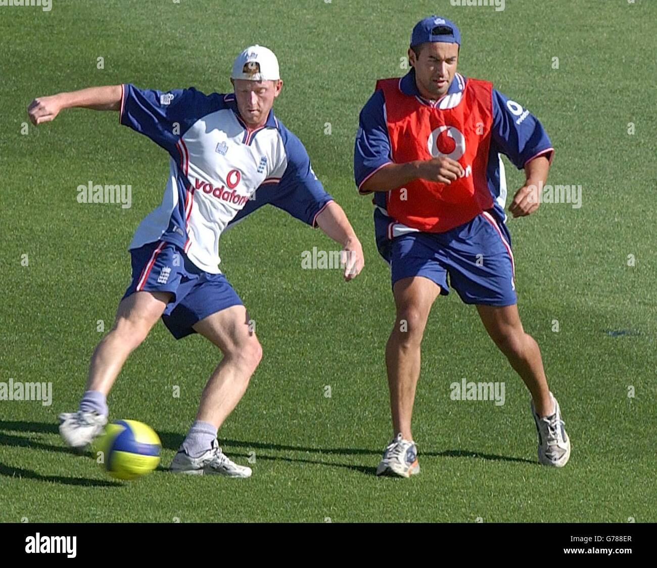 FOR EDITORIAL USE ONLY. NO COMMERCIAL USE: England cricketers Paul Collingwood (left) and Adam Hollioake play football at the Melbourne Cricket Ground, Melbourne, Australia. Stock Photo