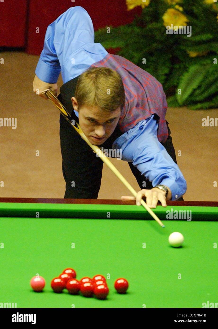 Scotland's Stephen Hendry in action at the Benson and Hedges Masters final against Wales' Mark Williams at Wembley Conference Centre, London. Stock Photo
