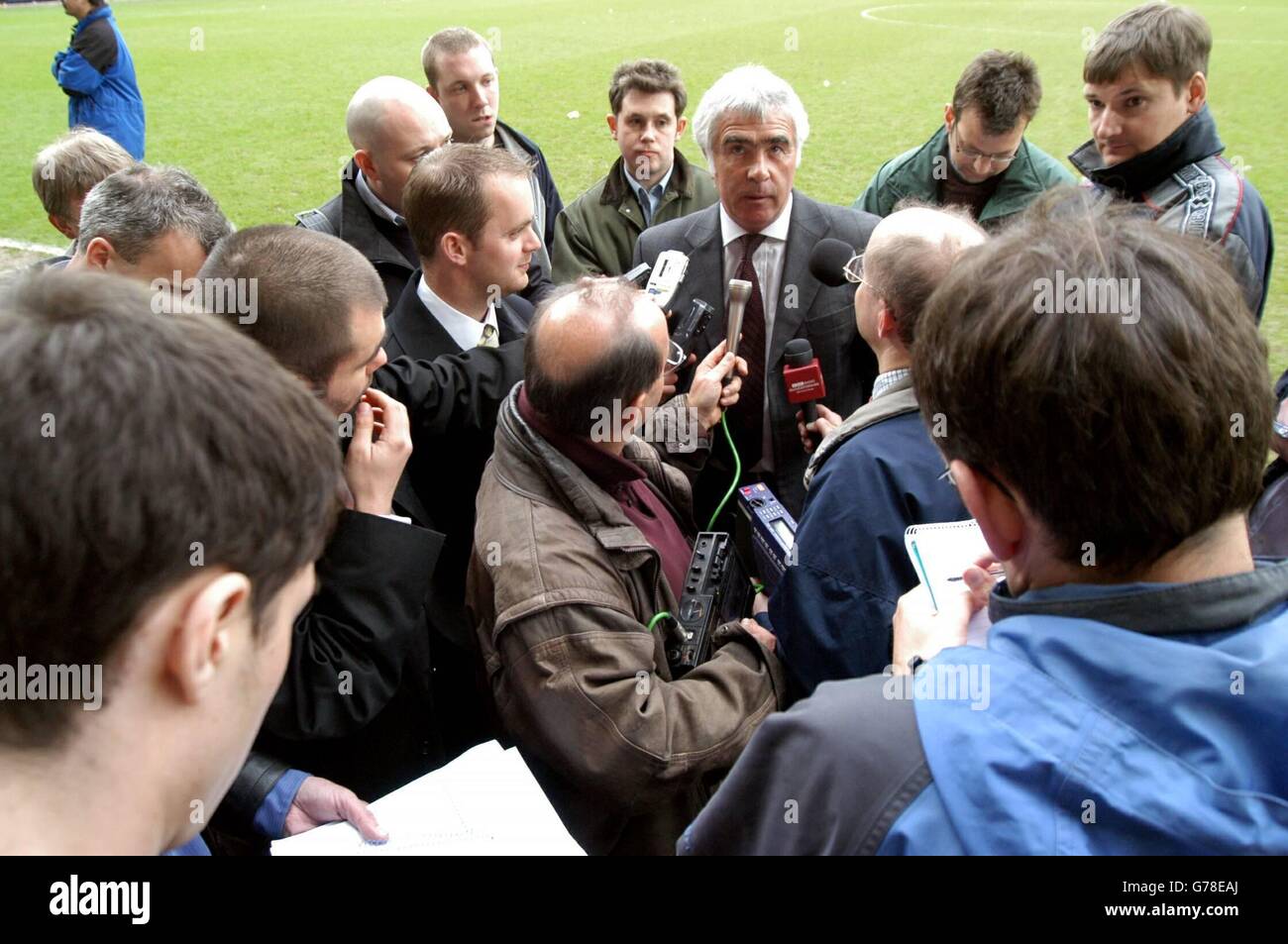 Cheltenham Manager Bobby Gould talks to the press after his side's 1-0 defeat during their Nationwide Division Two match at County Ground, Nottingham. . Stock Photo
