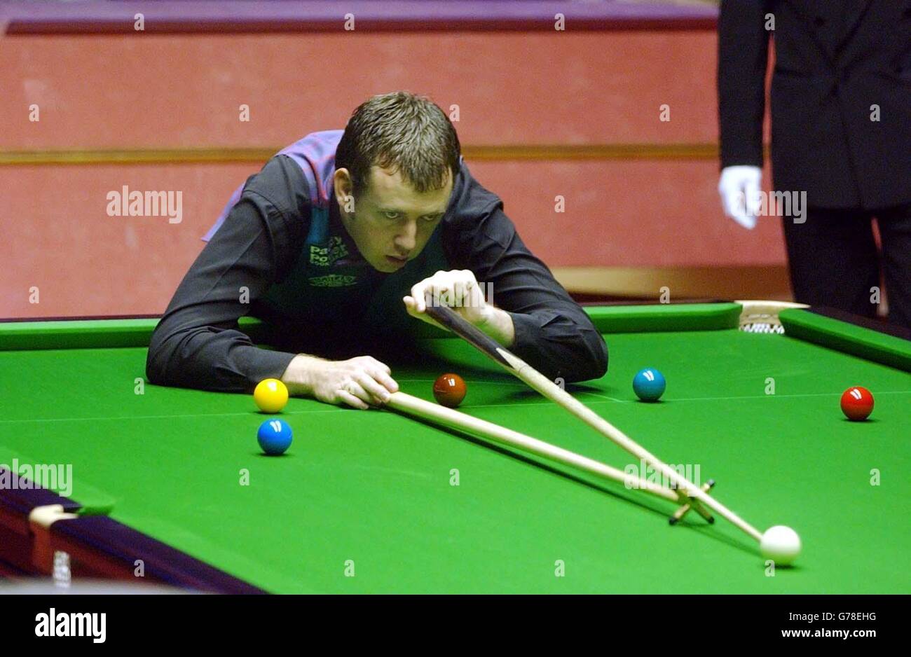 Snooker action cueing mark williams hi-res stock photography and images