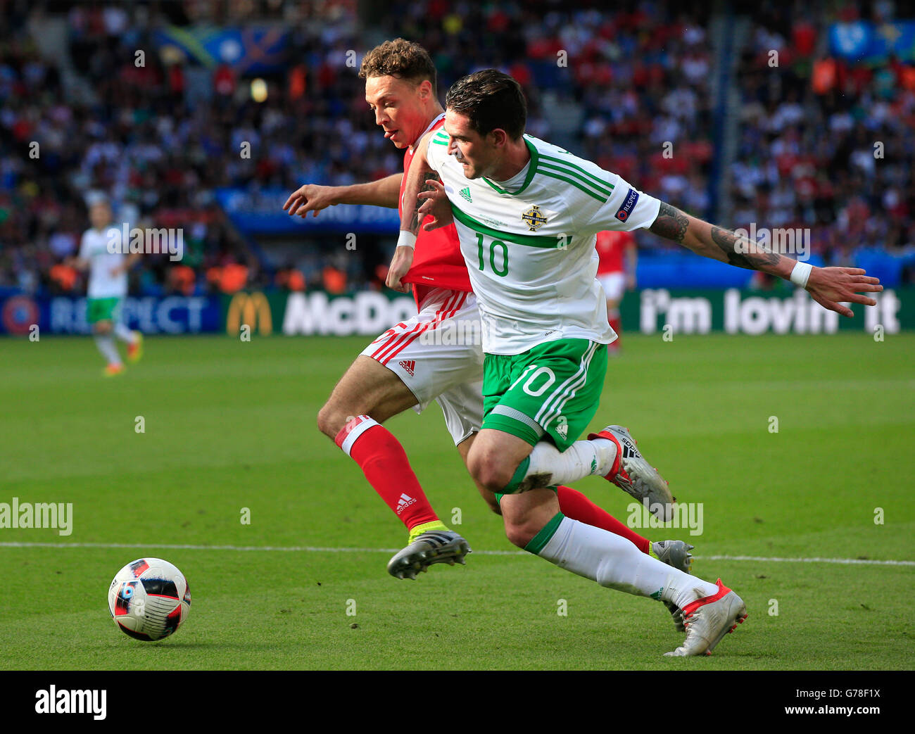 Wales' James Chester (left) and Northern Ireland's Kyle Lafferty battle for the ball during the round of 16 match at the Parc de Princes, Paris. PRESS ASSOCIATION Photo. Picture date: Saturday June 25, 2016. See PA story SOCCER Wales. Photo credit should read: Jonathan Brady/PA Wire. Stock Photo