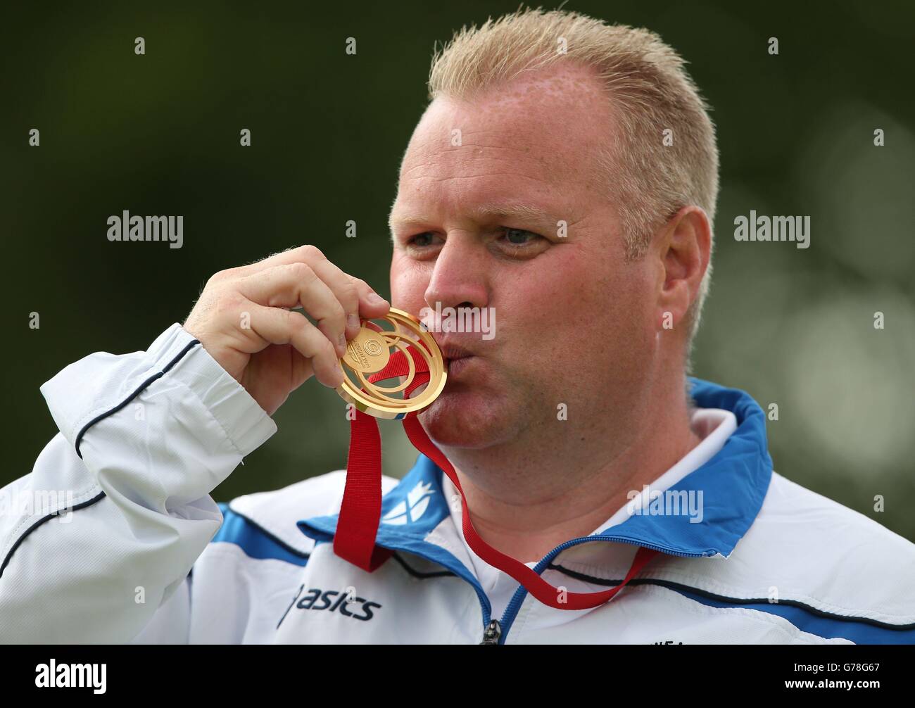 Scotland's Darren kisses his gold medal after winning the Men's