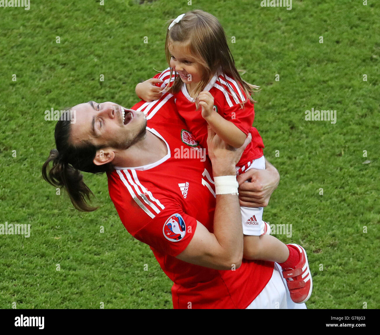 Wales' Gareth Bale celebrates with daughter Alba Violet after the round of  16 match at the Parc de Princes, Paris Stock Photo - Alamy