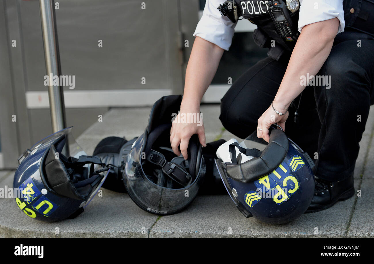 City of London Police execute a warrant at an address in Peckham, London, in connection with a criminal ring linking Russian hackers and ID thieves with ticket resellers in New York and money-launderers in the United Kingdom and Canada. Stock Photo