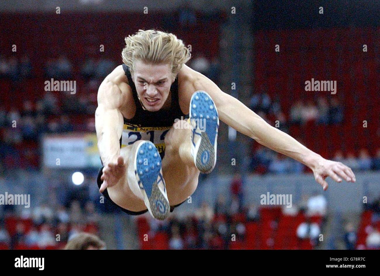 Chris tomlinson wins the long jump hi-res stock photography and images ...
