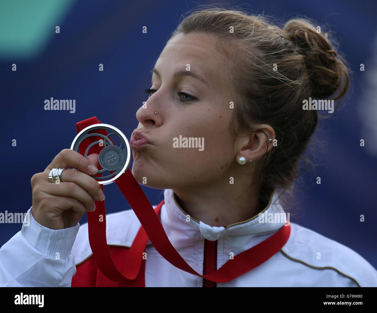 England's Natalie Melmore pouts to kiss her silver medal after losing the Women's Singles final to New Zealand's Jo Edwards at the Kelvingrove Lawn Bowls Centre during the 2014 Commonwealth Games in Glasgow. Stock Photo