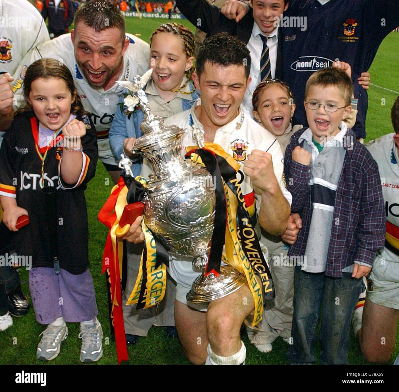 Bradford Bulls' Robbie Paul with the Challenge Cup and player's children after his side beat Leeds Rhinos 22-20 in the Powergen Challenge Cup final at the Millennium Stadium, Cardiff. Stock Photo