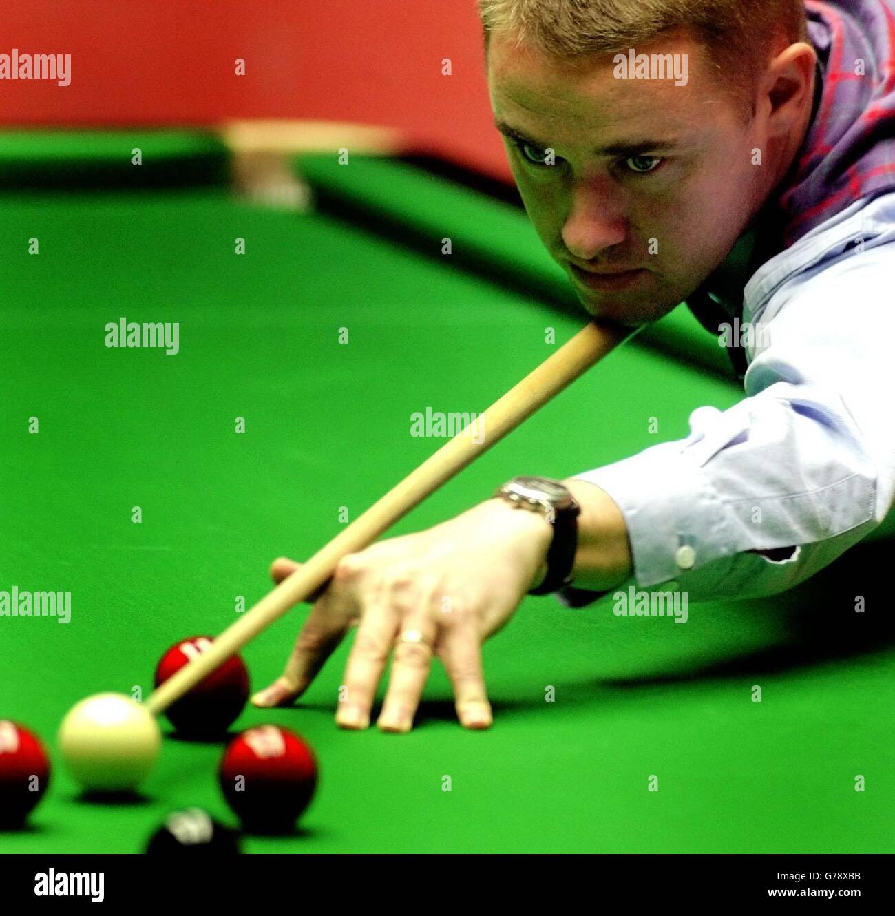 Snooker action cueing mark williams hi-res stock photography and images